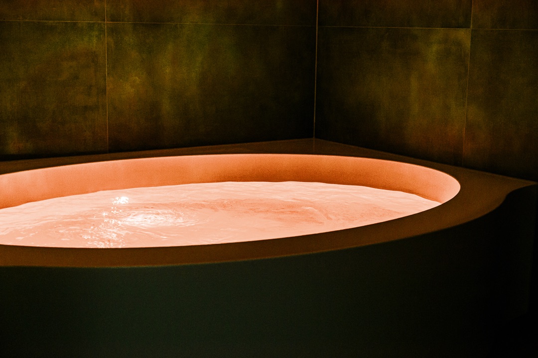 Floating-Becken in warmem Licht
