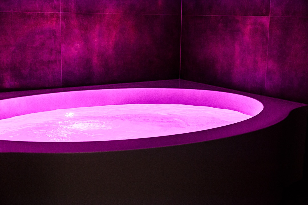 Floating-Becken in pinkem Licht