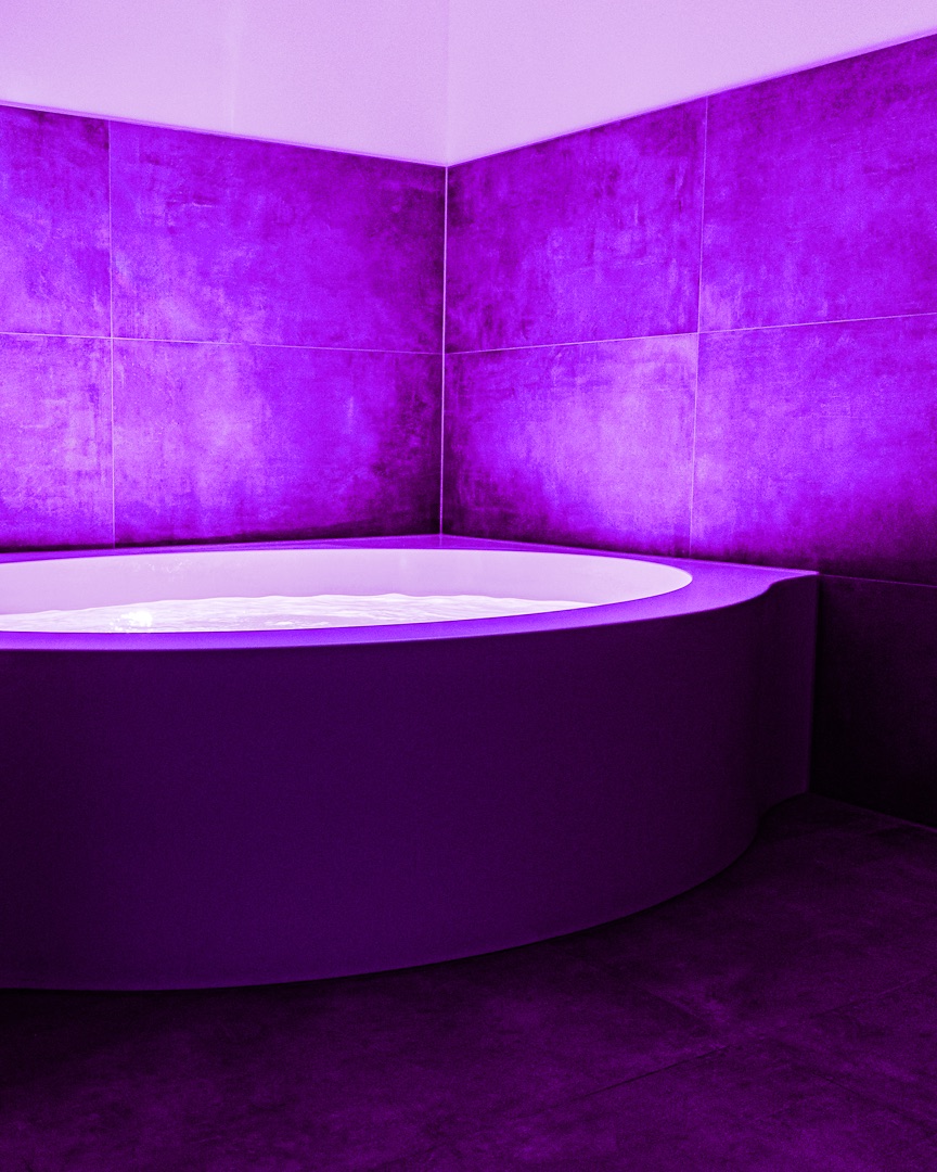 Floating-Raum in violettem Licht