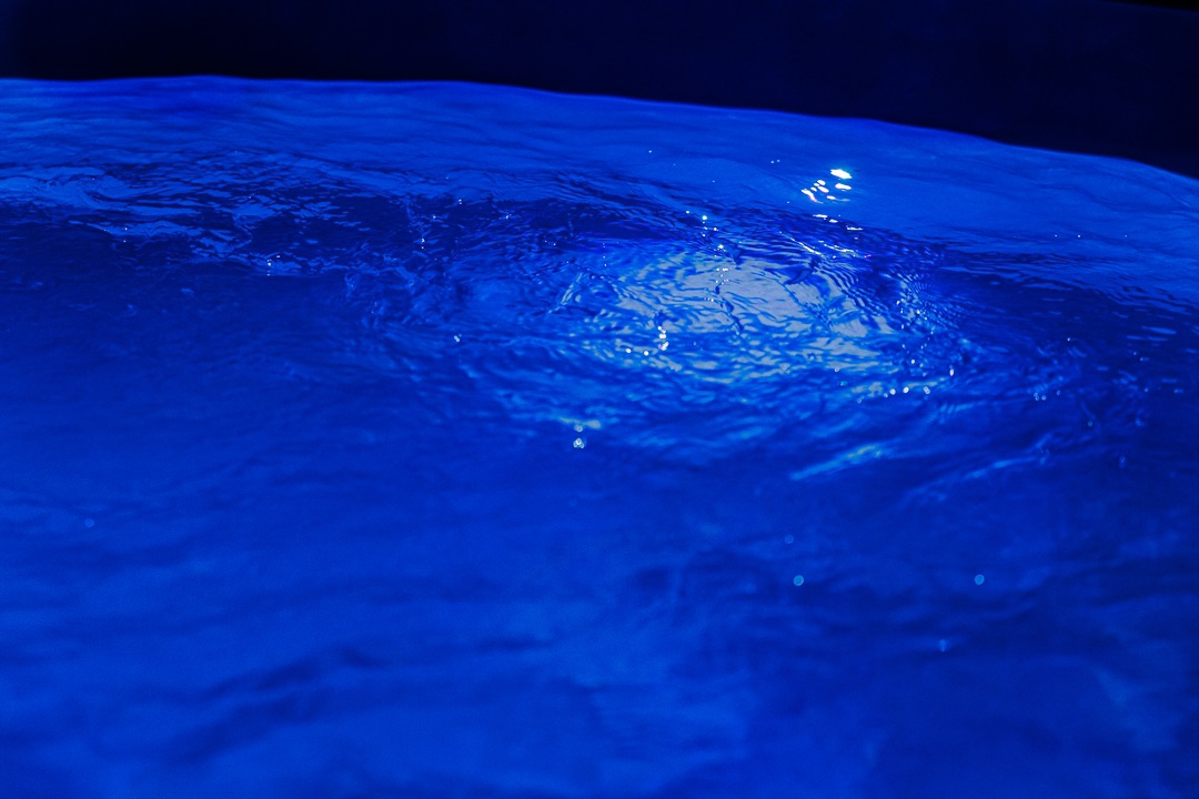 Blau beleuchtete Wasseroberfläche