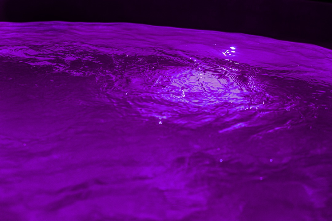 Violett beleuchtete Wasseroberfläche