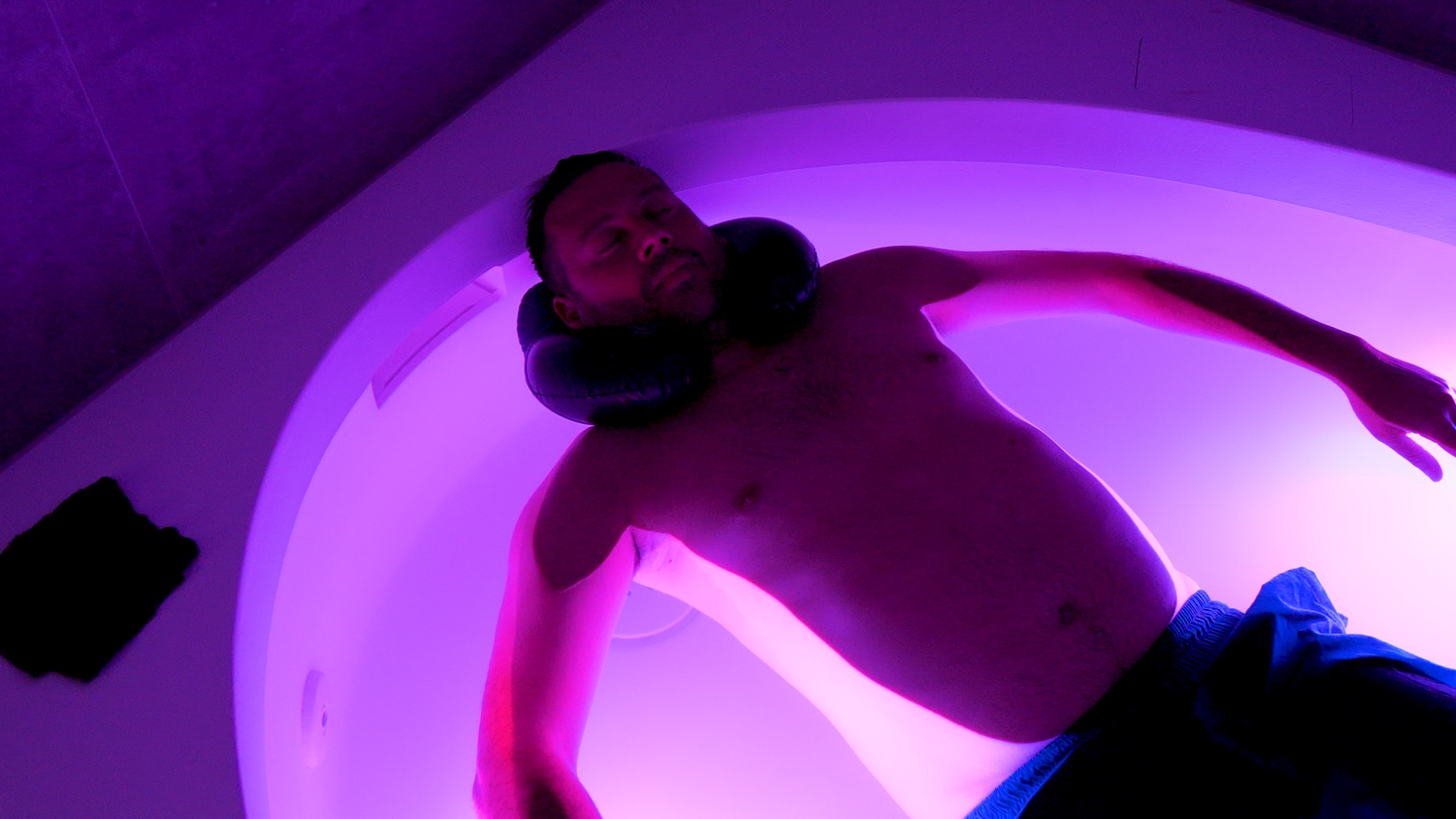 Eine Person entspannt im offenen Floating-Becken von panta rhei