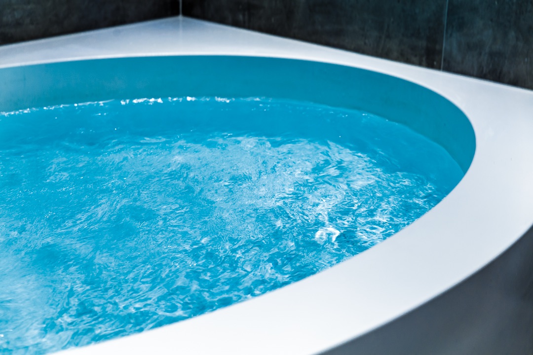 Das Wasser und der Rand des Floating-Beckens