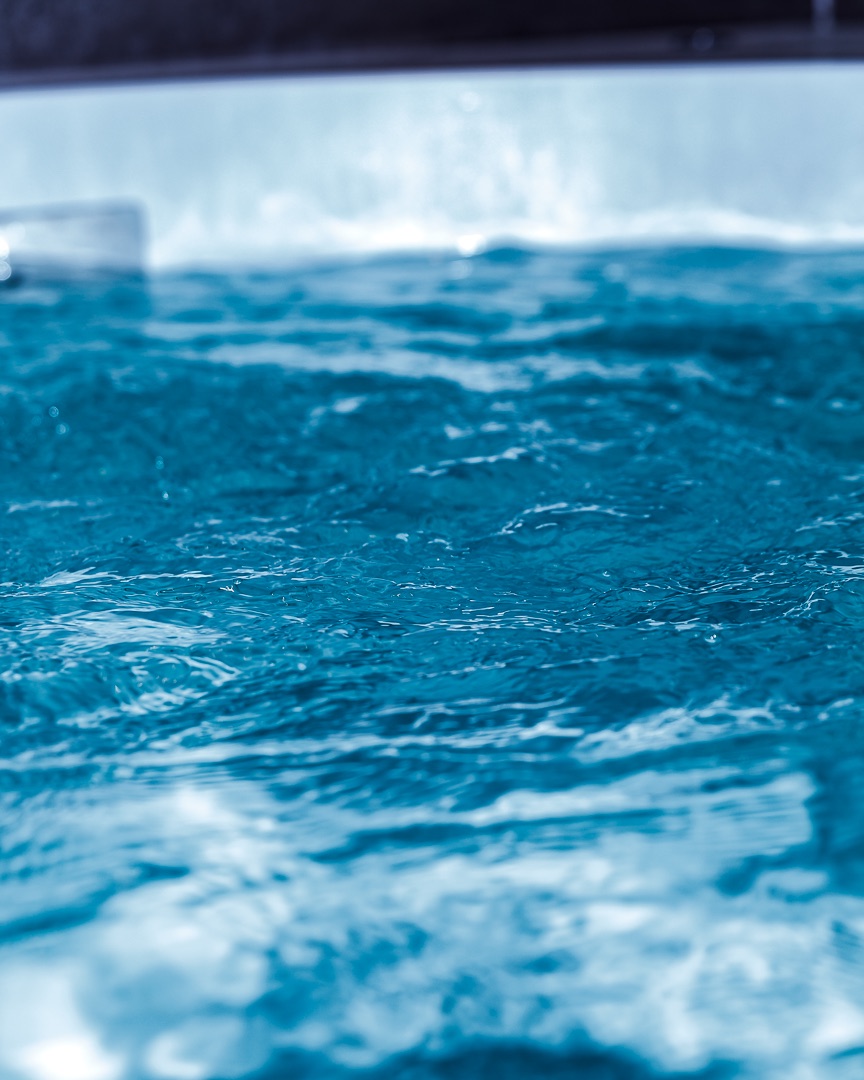 Ruhige Wasseroberfläche im Floating-Becken